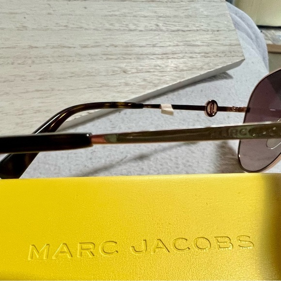 Marc Jacobs Gold Aviator Sunglasses w/ Case and Branded Cloth - Picture 3 of 3